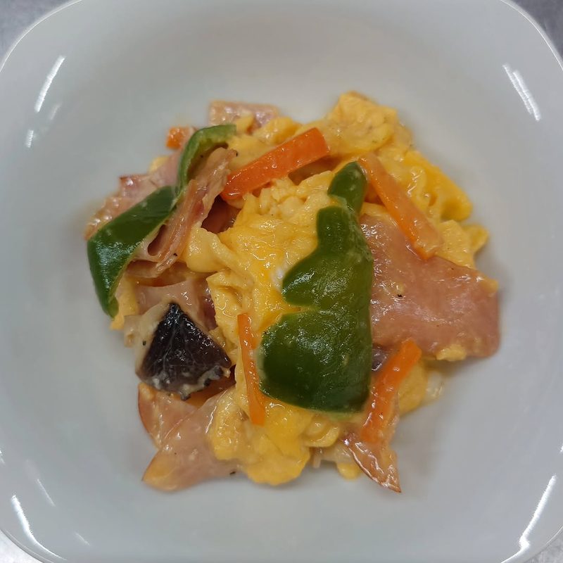 ハムと玉子、野菜をガーリックマヨで炒めたおかず