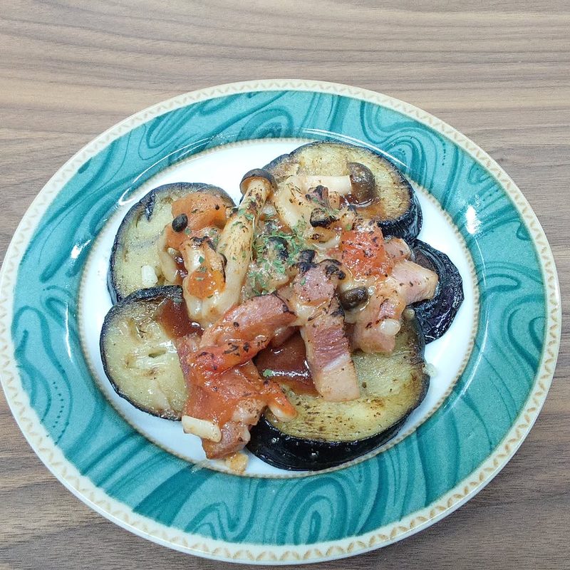 なすにベーコンとチーズをのせて焼いたおかず