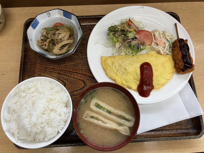 オムレツとサラダ、ご飯、みそ汁をのせたお盆
