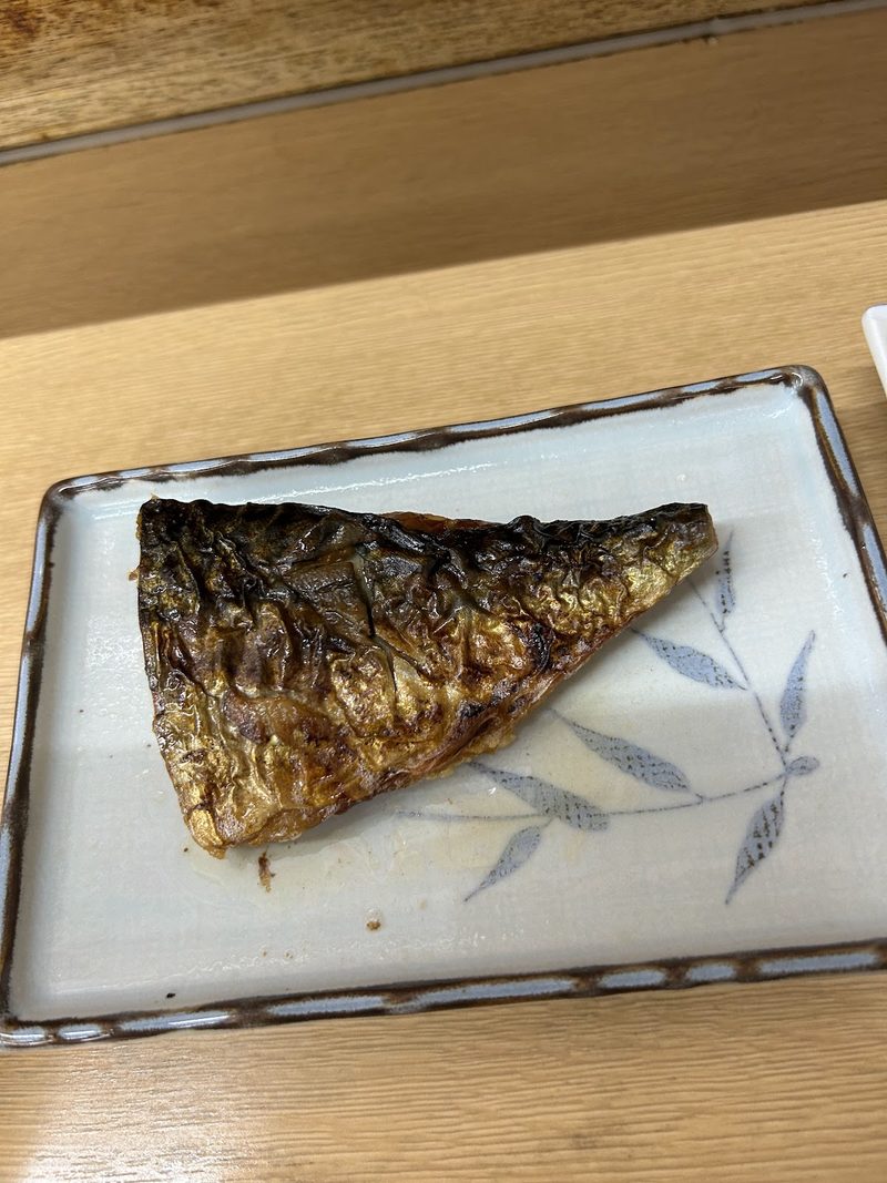 皿にのせた焼きさば