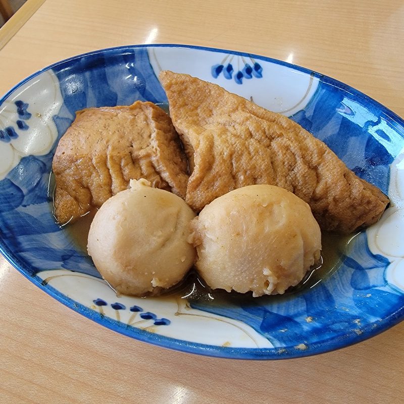 藍色の模様の器に盛った魚と里芋の煮物
