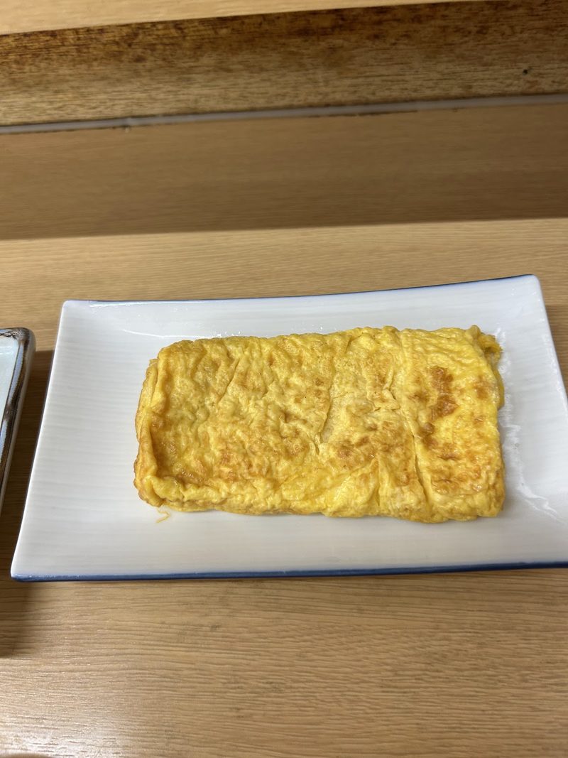 白い皿にのった黄色い卵焼き