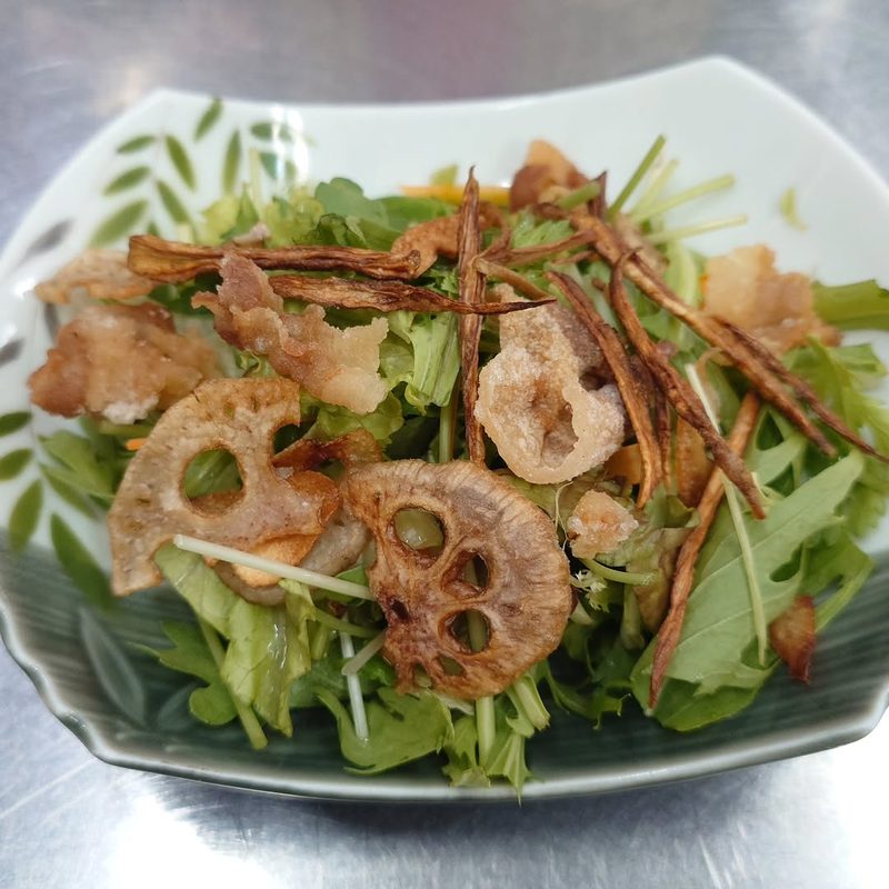 カリカリのチップと生野菜の中華風サラダ